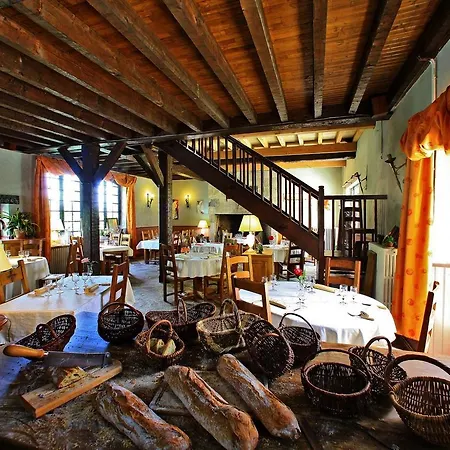 Logis Le Manoir D'elles Hotel *